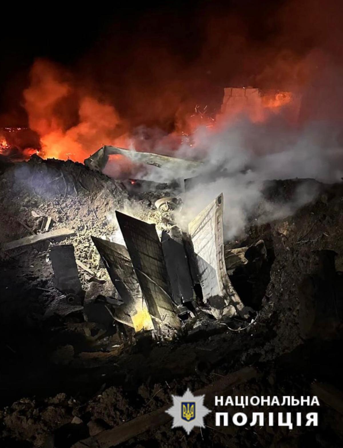 Сім'ї разом з дитиною вдалося врятуватися з будинку, в якому сталася пожежа / фото Національна поліція Сім'ї разом з дитиною вдалося врятуватися з будинку, в якому сталася пожежа / фото Національна поліція