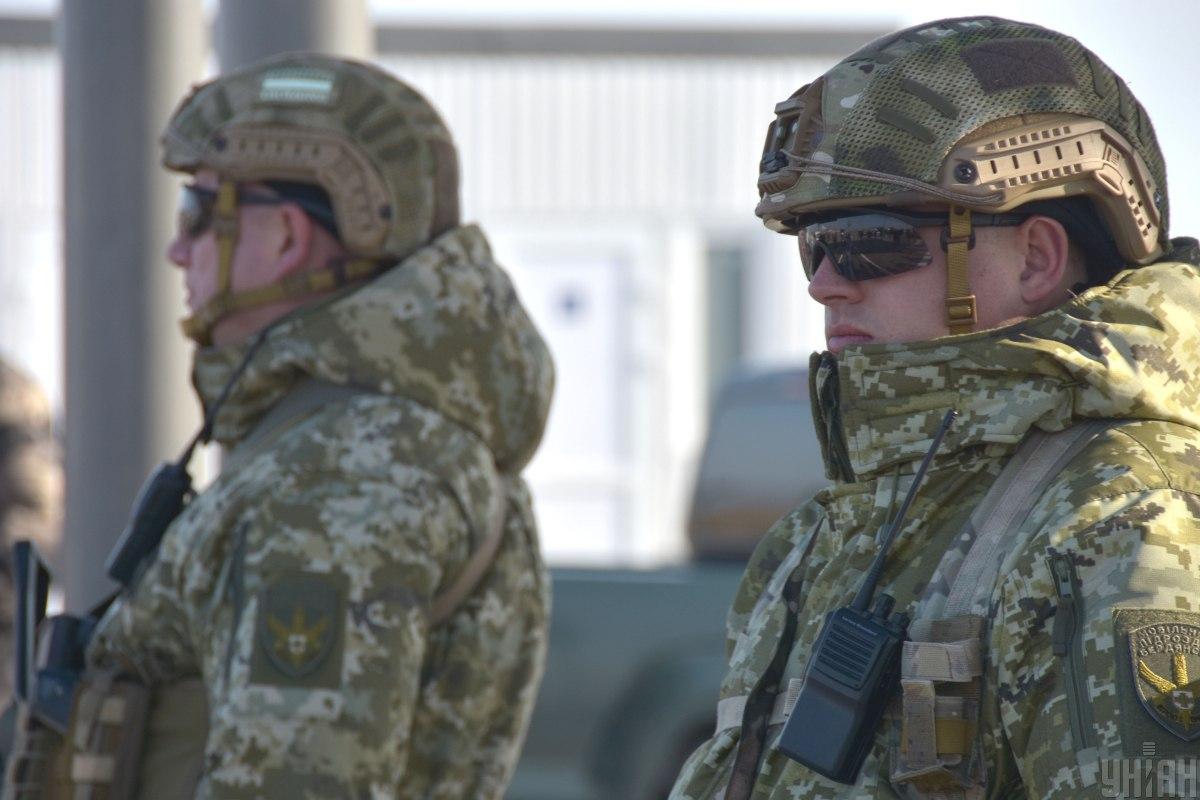 Аби незаконно перетнути державний кордон, чоловік скористався підробленими свідоцтвами про народження дітей / фото УНІАН Аби незаконно перетнути державний кордон, чоловік скористався підробленими свідоцтвами про народження дітей / фото УНІАН
