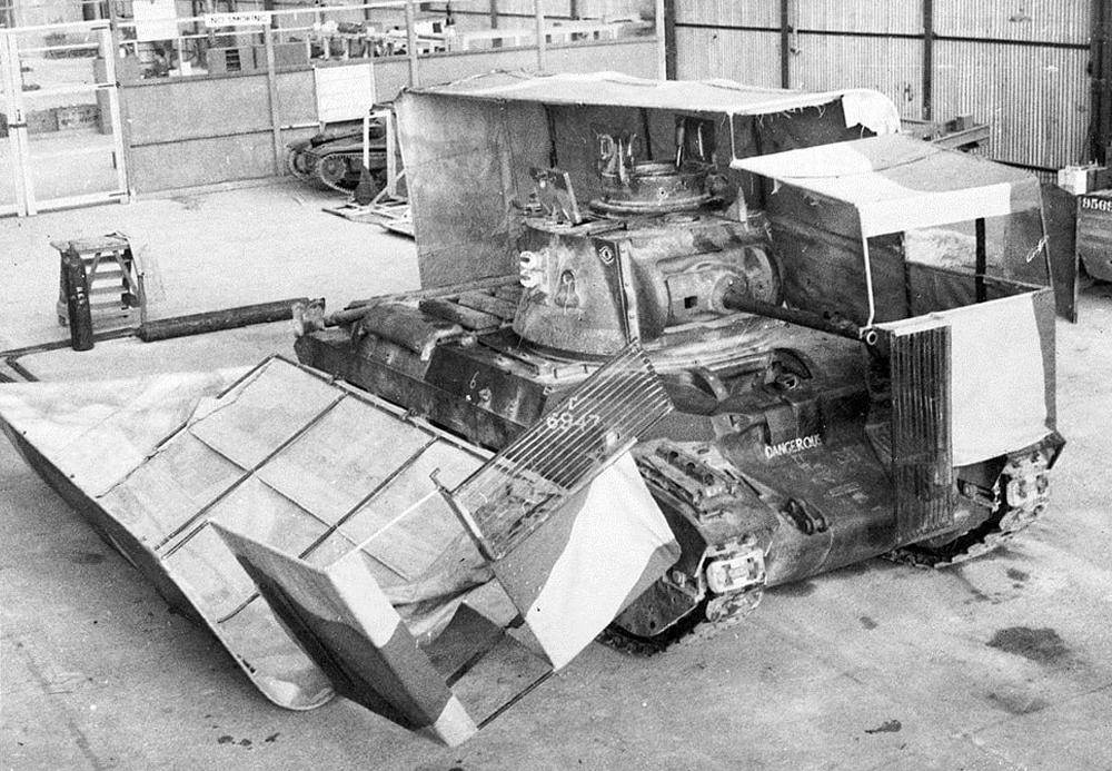 Британський танк Matilda II у 1941 році, замаскований під вантажівку / Джерело Вікіпедія