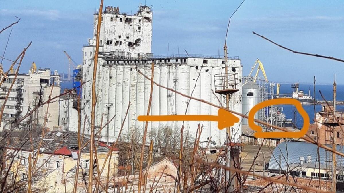 Корабель загарбників, який нещодавно помітили у Маріуполі / фото Telegram/Андрющенко Time Корабель загарбників, який нещодавно помітили у Маріуполі / фото Telegram/Андрющенко Time