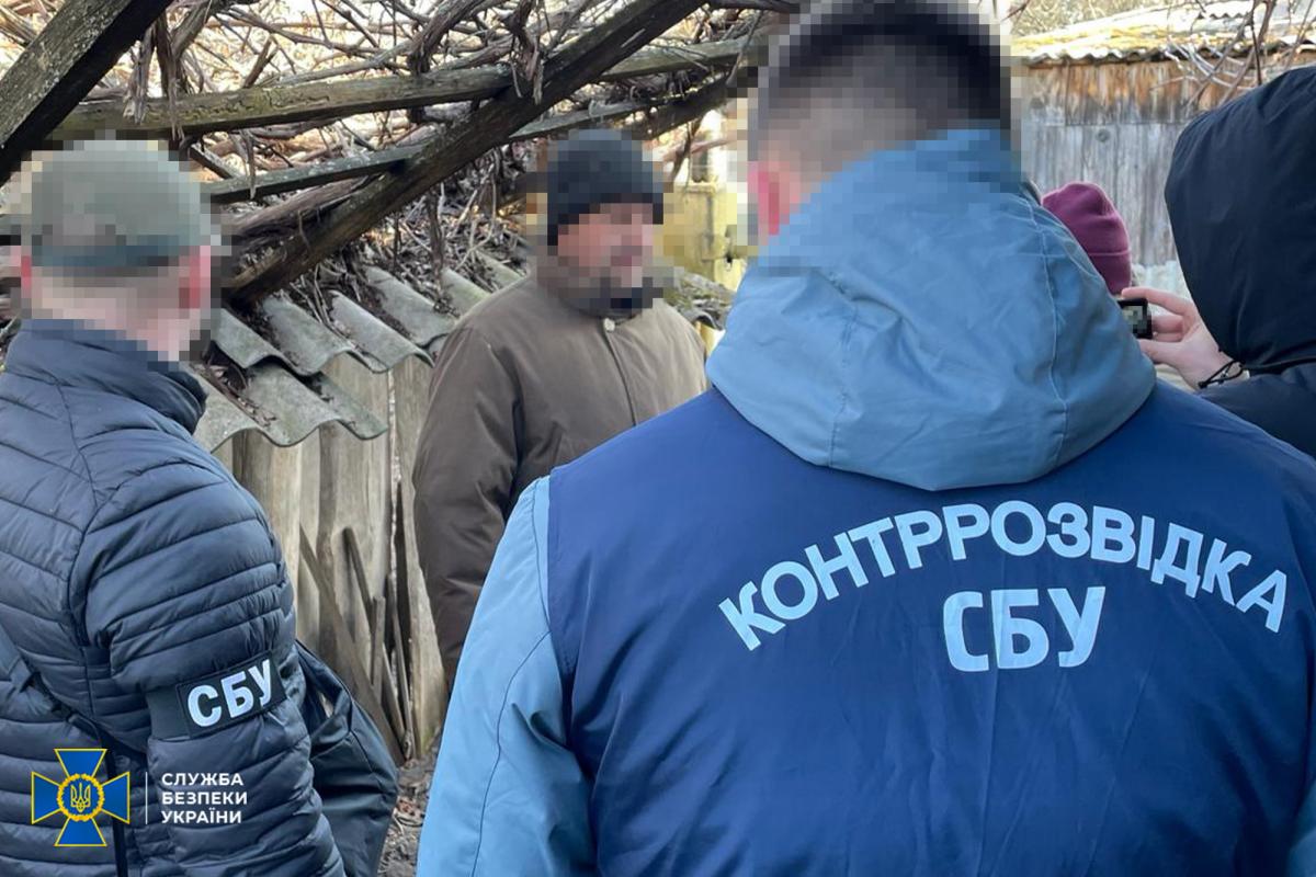 Для збору розвідданих підозрюваний об’їжджав місцевість на велосипеді / фото СБУ Для збору розвідданих підозрюваний об’їжджав місцевість на велосипеді / фото СБУ