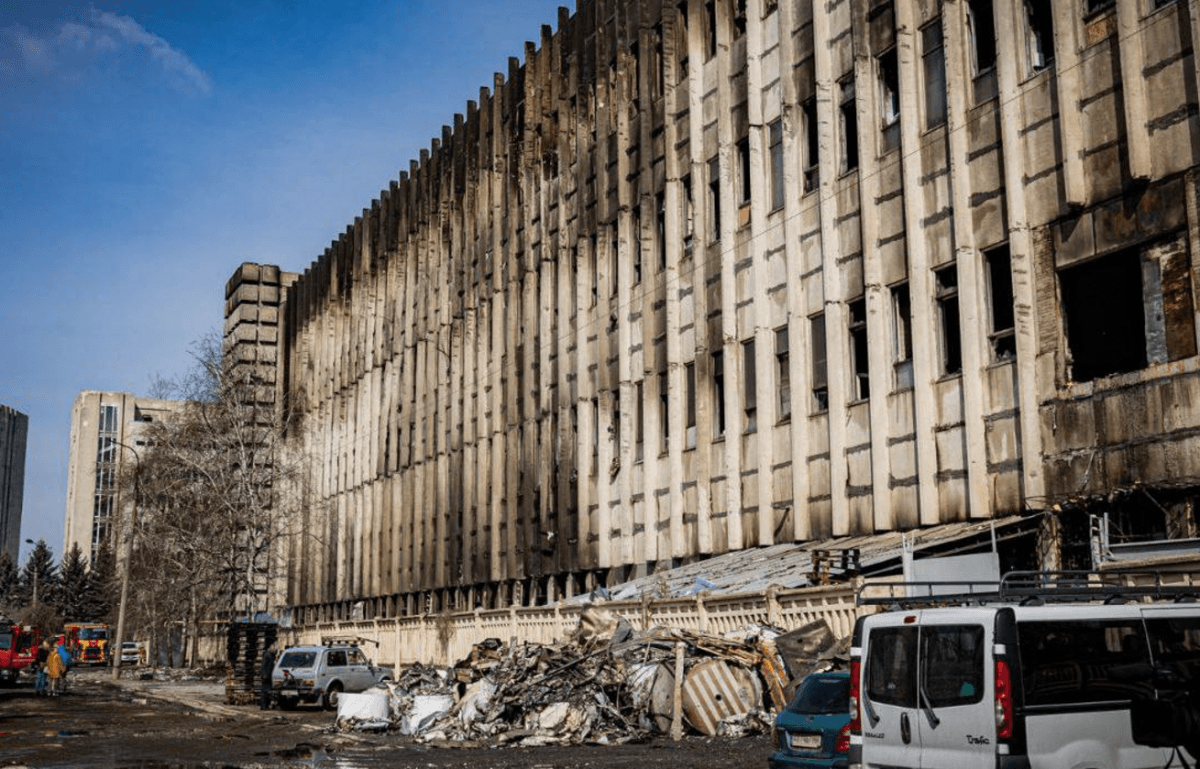 Триває рятувальна операція на місці удару / фото МВС