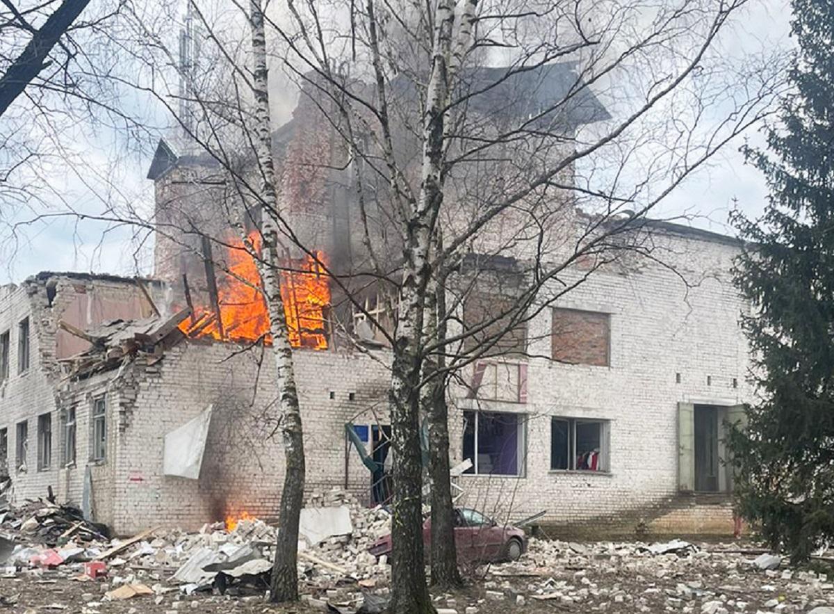 Окупанти влучили у будинок культури / фото поліція Чернігівської області Окупанти влучили у будинок культури / фото поліція Чернігівської області