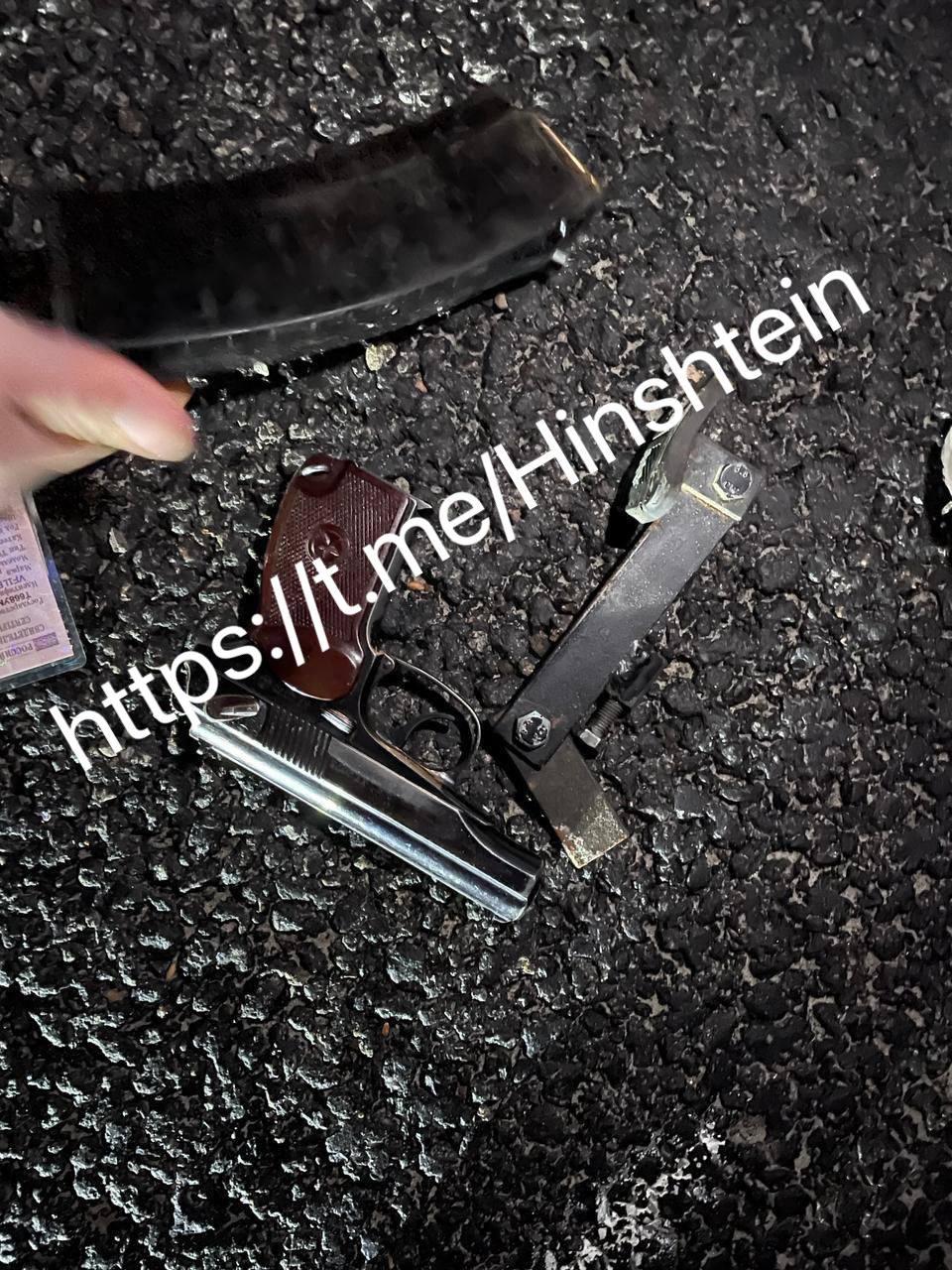 Пістолет, який знайшли в "Рено Сімбол" / фото t.me/Hinshtein