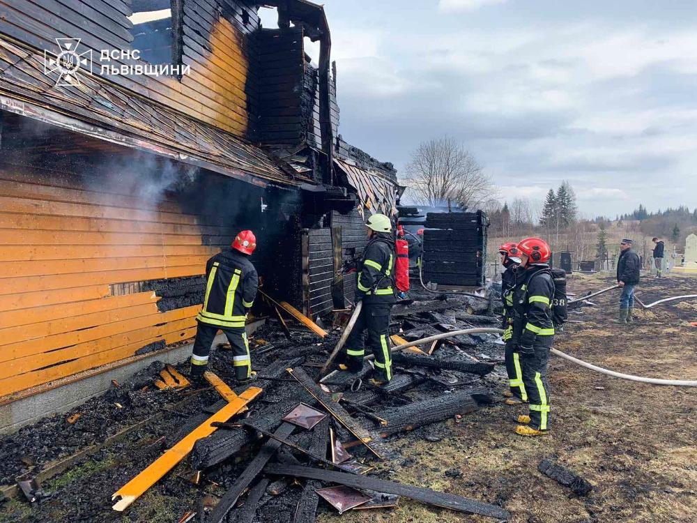 Рятувальники ліквідовують наслідки пожежі в церкві / фото ДСНС у Львівській області