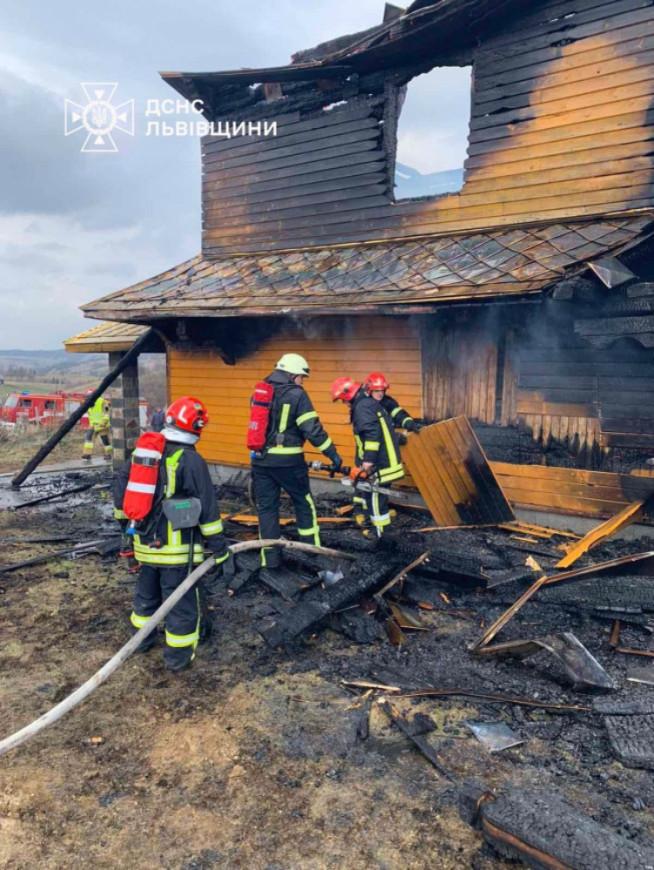 Рятувальники ліквідовують наслідки пожежі в церкві / фото ДСНС у Львівській області