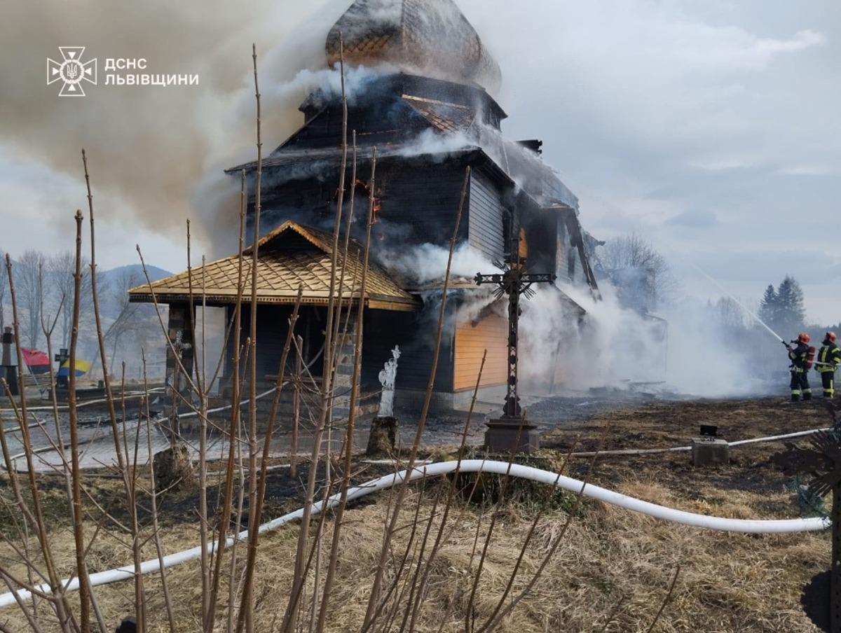 Внаслідок пожежі церква на Львівщині була повністю знищена / фото ДСНС у Львівській області Внаслідок пожежі церква на Львівщині була повністю знищена / фото ДСНС у Львівській області
