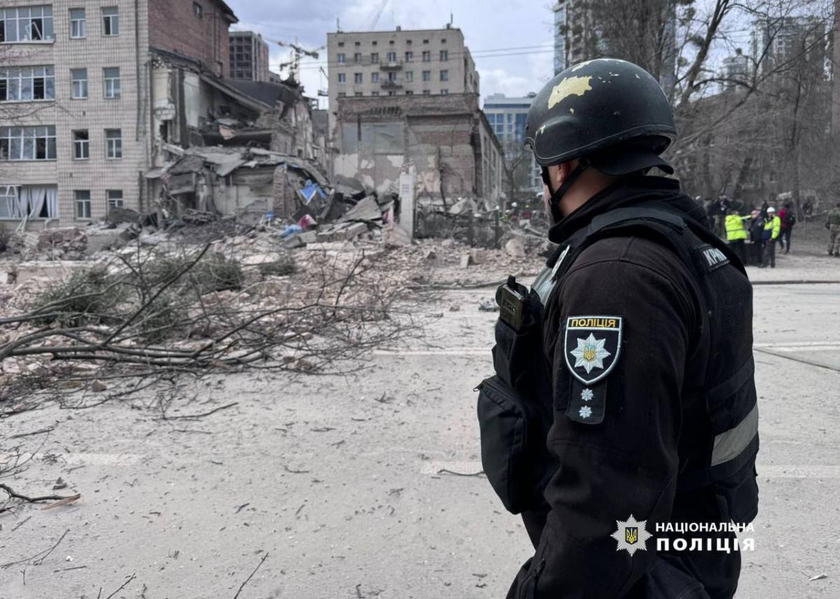 Противник нанес удар по Киеву двумя баллистическими ракетами / фото Нацполиция Противник нанес удар по Киеву двумя баллистическими ракетами / фото Нацполиция