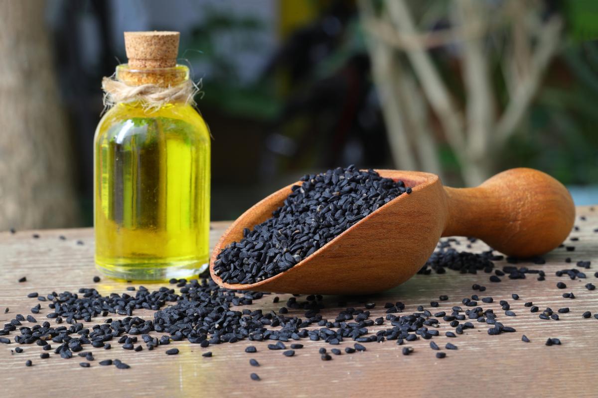 Существует связь между употреблением небольшого количества масла семян черного тмина и улучшением обмена веществ / фото ua.depositphotos.com