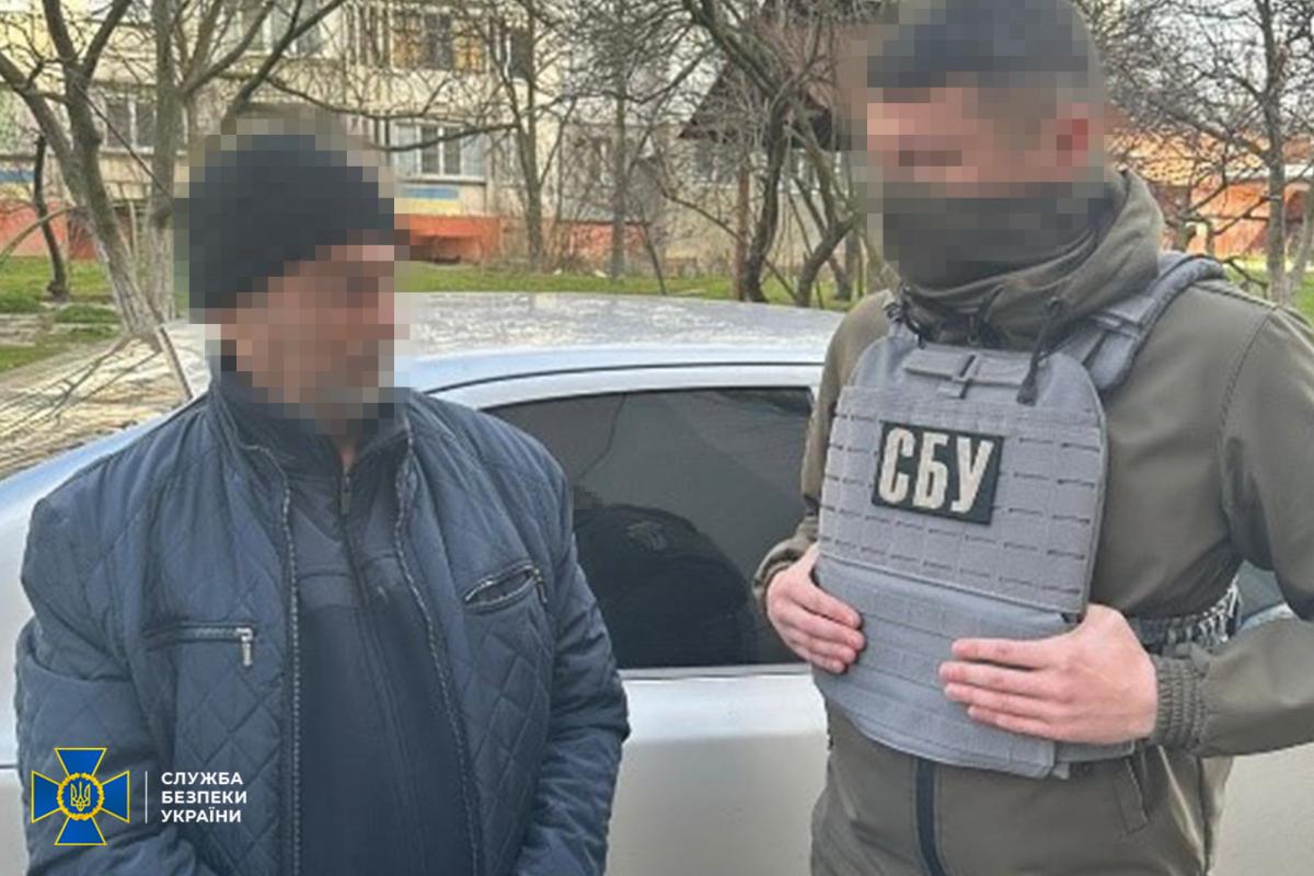 Мужчина охранял камеры, в которых держали заключенных участников движения сопротивления / фото СБУ Мужчина охранял камеры, в которых держали заключенных участников движения сопротивления / фото СБУ