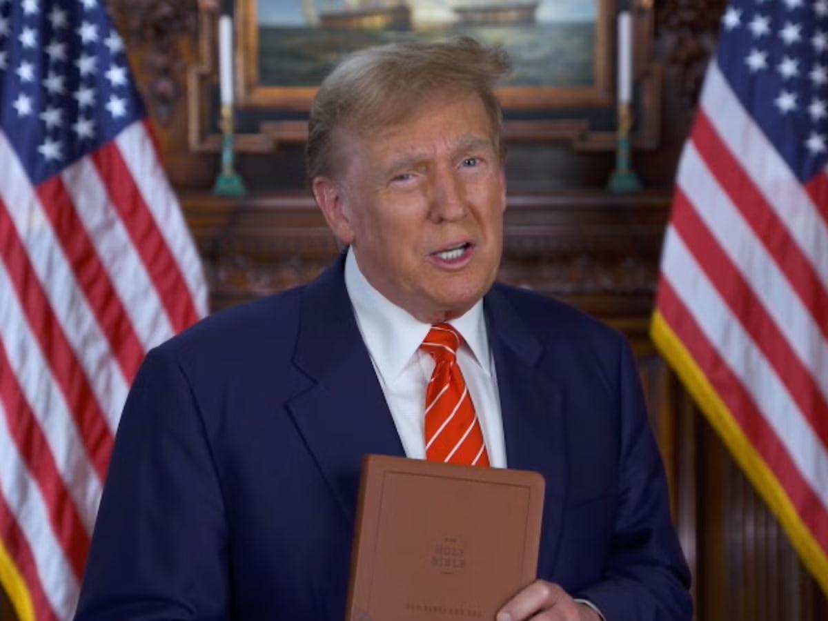 Трамп продает Библии / скриншот