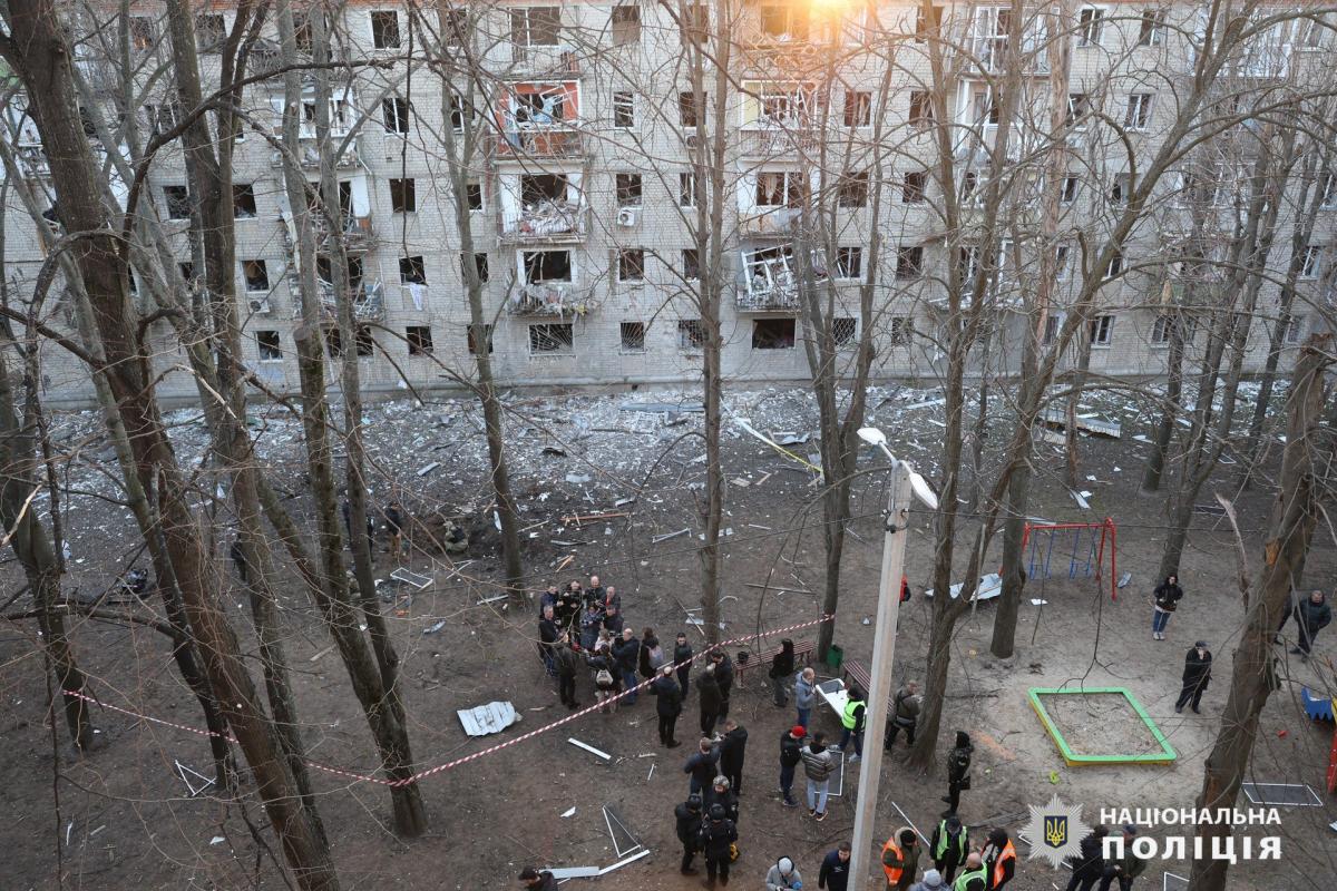 Росіяни вдарили по Харкову - у поліції показали перші хвилини після атаки / фото Нацполіції Росіяни вдарили по Харкову - у поліції показали перші хвилини після атаки / фото Нацполіції