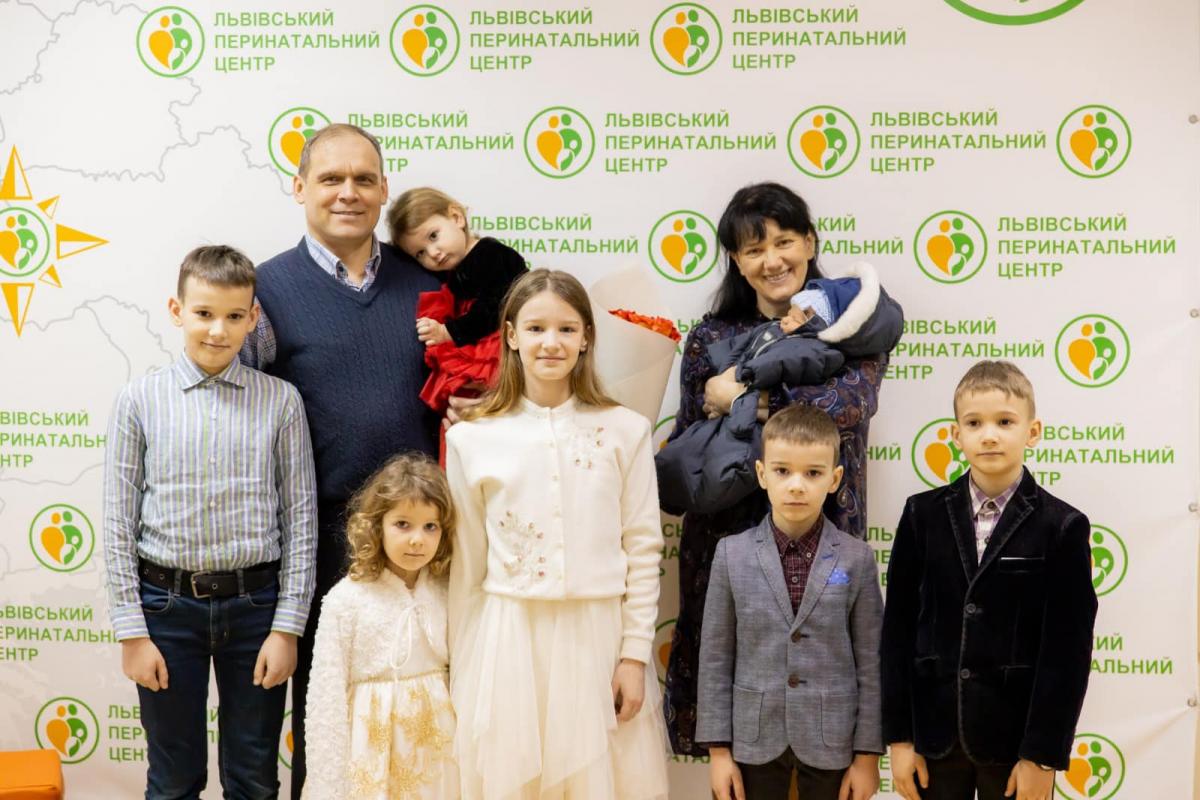 Під час виписки із пологового / фото Львівського обласного клінічного перинатального центру Під час виписки із пологового / фото Львівського обласного клінічного перинатального центру