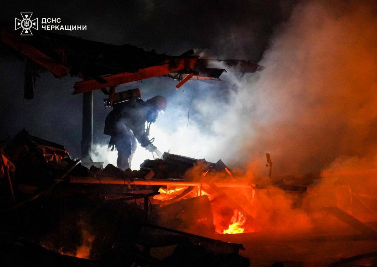 Ворог атакував Україну цілу ніч / фото ДСНС Черкаської області Ворог атакував Україну цілу ніч / фото ДСНС Черкаської області