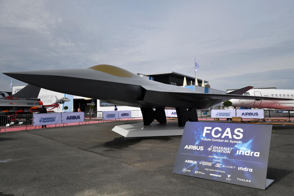 Макет європейського винищувача нового покоління (NGF) для майбутньої бойової авіаційної системи (FCAS), що розробляється компаніями Dassault Aviation, Airbus і Indra Sistemas / Фото - Getty Images