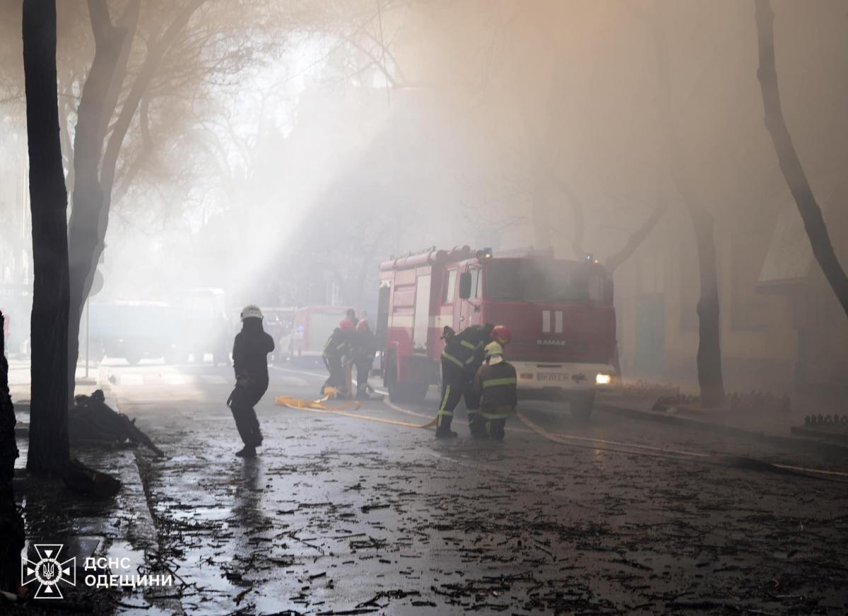 В центре Одессы произошел масштабный пожар / фото facebook.com/DSNSODE В центре Одессы произошел масштабный пожар / фото facebook.com/DSNSODE