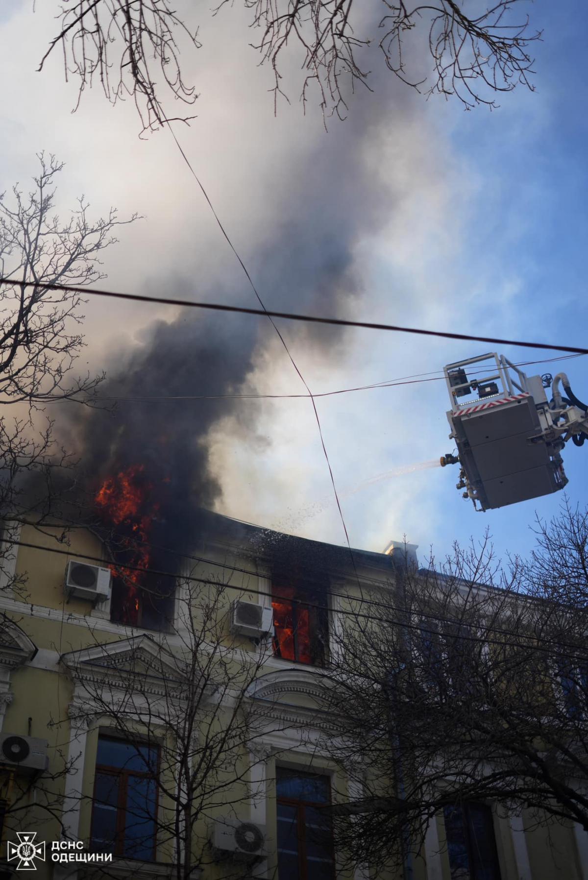 В центре Одессы произошел масштабный пожар / фото facebook.com/DSNSODE В центре Одессы произошел масштабный пожар / фото facebook.com/DSNSODE