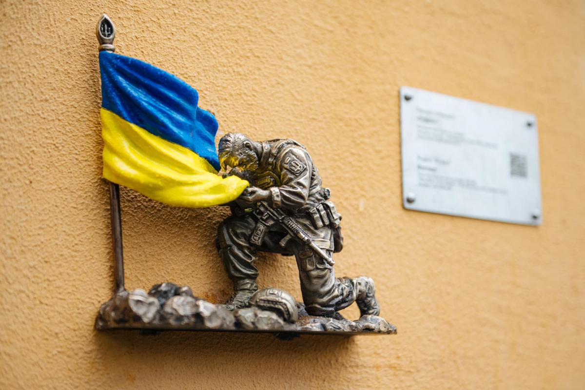 Чтобы рассмотреть эту скульптурку, нужно также приклонить колено / фото facebook.com/shukay.kyiv Чтобы рассмотреть эту скульптурку, нужно также приклонить колено / фото facebook.com/shukay.kyiv