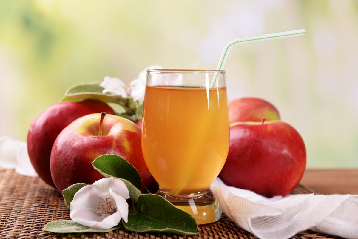 Но для некоторых людей яблочный сок может быть не таким полезным, как кажется на первый взгляд / фото ua.depositphotos.com