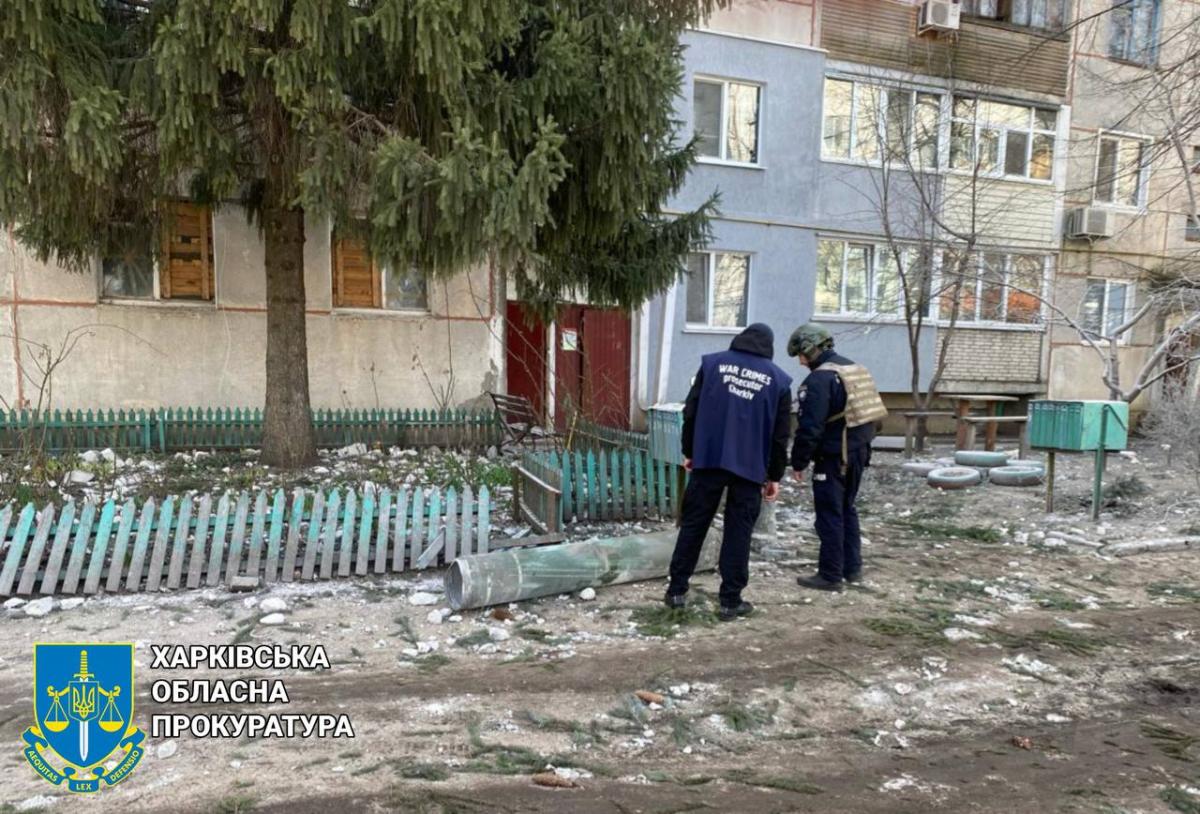 Слідчі документують наслідки обстрілів РФ в Ізюмському районі / фото Харківська обласна прокуратура Слідчі документують наслідки обстрілів РФ в Ізюмському районі / фото Харківська обласна прокуратура