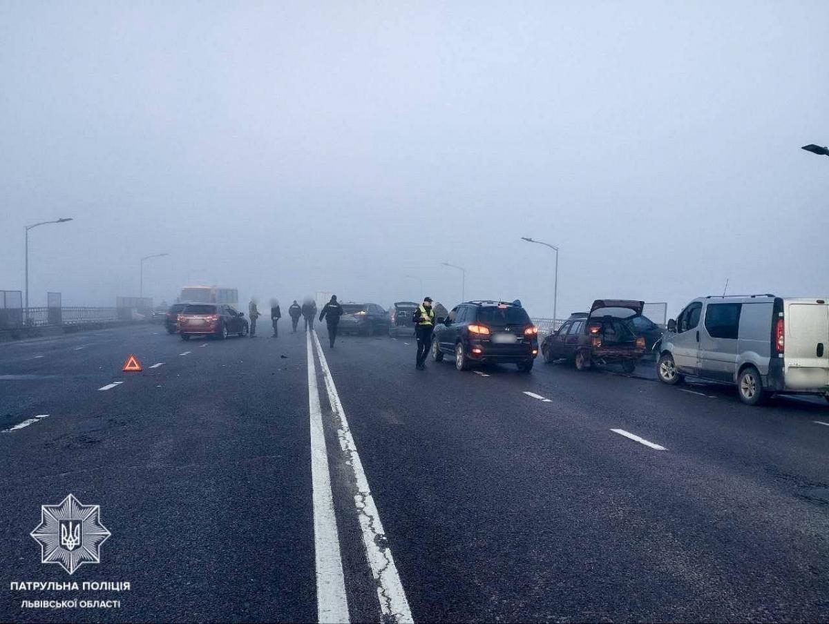 Масштабна автотроща у Львові: зіштовхнулися близько 27 авто (фото) — УНІАН