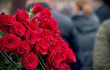 В Одессе прощаются с младенцем и его мамой, которых убил российский дрон (видео)