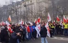 В Варшаве фермеры попытались прорваться в Сейм, произошли столкновения с полицией (видео)