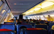 Жінка не помінялася місцями у літаку з мамою, що хотіла сидіти з дітьми, і назвала причину