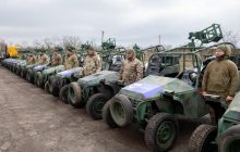 На День добровольця волонтери ГО "Вільні та Вірні" подарували військовим "Хижаків" та пікапи-мисливці за ворожими "Шахедами"