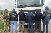 У ящику для білизни: двох ухилянтів знайшли у фурі, яка прямувала до Молдови (відео)