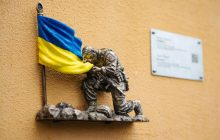В Киеве открыли новую бронзовую мини-скульптуру "Герои" (фото)