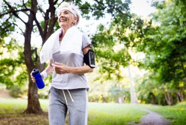 Сколько шагов должны проходить женщины после 60: ученые назвали точное количество