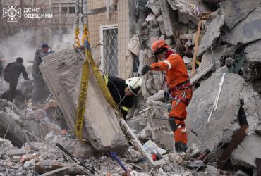 Удар по дому в Одессе: под завалами нашли тела матери с младенцем (фото)