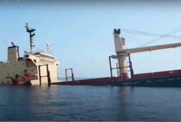 После атаки йеменских хуситов в Красном море впервые затонул корабль