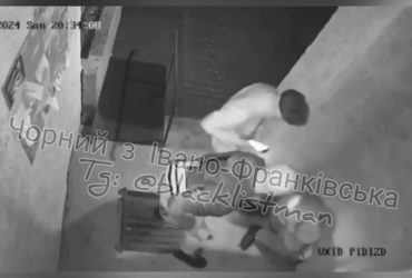 В Івано-Франківську діє група зловмисників, яка нападає на місцевих мешканців. Відео 18+