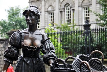 У Дубліні туристів закликали припинити лапати бюст популярної статуї