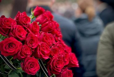 В Одесі прощаються із немовлям та його мамою, яких вбив російський дрон (відео)