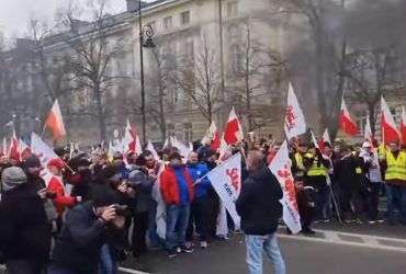 У Варшаві фермери спробували прорватися в Сейм, відбулися сутички з поліцією (відео)