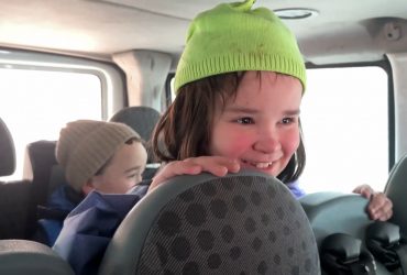 Ситуация критическая: принудительно эвакуируют детей на Харьковщине