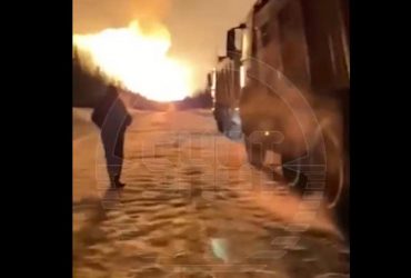 Видно за кілометри: потужна пожежа спалахнула на газопроводі в Росії (відео)