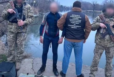 Хотів магічно зникнути: на кордоні затримали одесита у вбранні, як з фільму жахів (фото, відео)