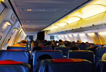 Жінка не помінялася місцями у літаку з мамою, що хотіла сидіти з дітьми, і назвала причину