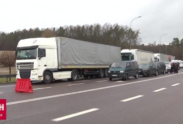 Вже 5 пунктів перетину кордону повністю паралізовані для фур
