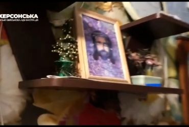 После попадания российской ракеты в квартиру в Херсоне уцелела только икона