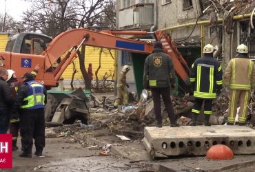 В Сумах четыре этажа дома просто сложились: людей под завалами ищут третьи сутки