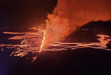 Виверження вулкана в Ісландії: потужні потоки лави захлеснули півострів (фото, відео)