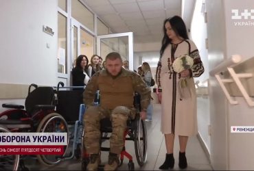 За свідків - лікарі, за гостей - пацієнти: поранений штурмовик відзначив весілля на даху лікарні
