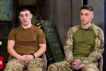 Из вертолета в пламени выпрыгивали люди: артиллеристы спасали экипаж, когда по ним открыли огонь