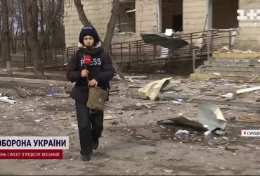 Люди змушені кидати домівки: росіяни стирають з лиця землі селище на Сумщині