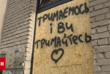 Сюди прилетіла ракета і все розтрощила: кияни гуртом прибирають руїни